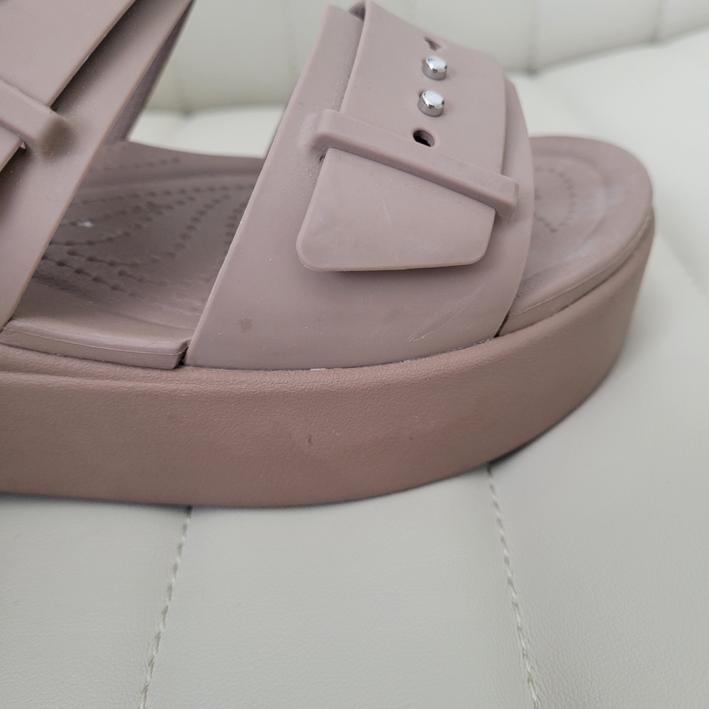 Crocs Brooklyn Buckle, Latte - Picture 11 of 14